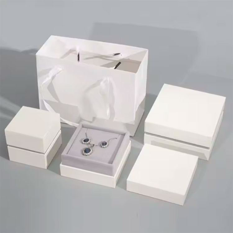 Petite boîte à bijoux d'emballage cadeau recyclable